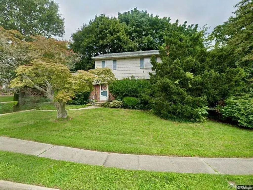 6 E Park Court, Old Bethpage