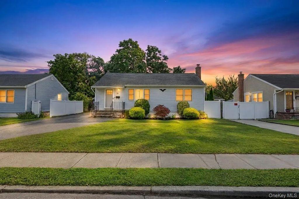70 Mohawk Drive, North Babylon
