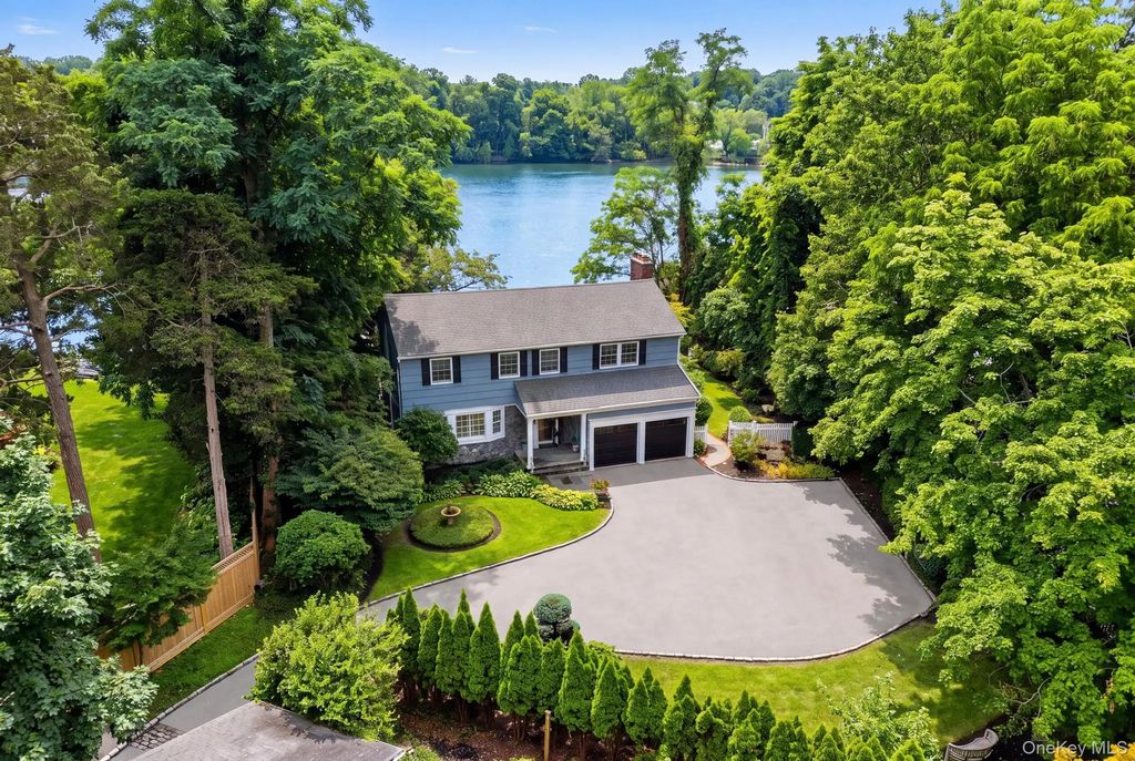 11 Prospect Road, Centerport