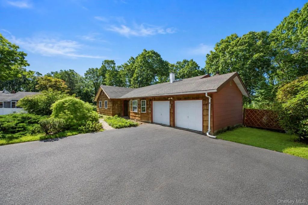 2 Ira Court, Manorville