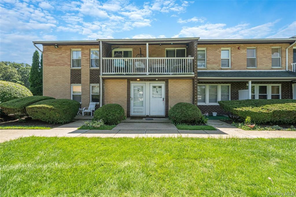 78 Artist Lake Drive, Middle Island