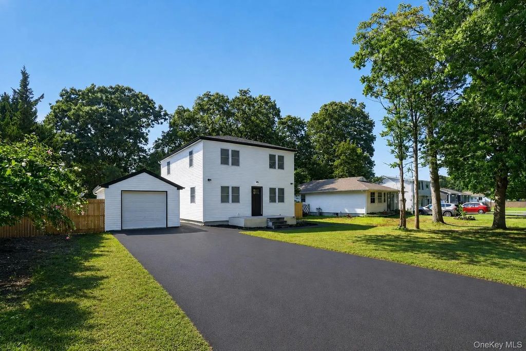 118 Floyd Road, Shirley