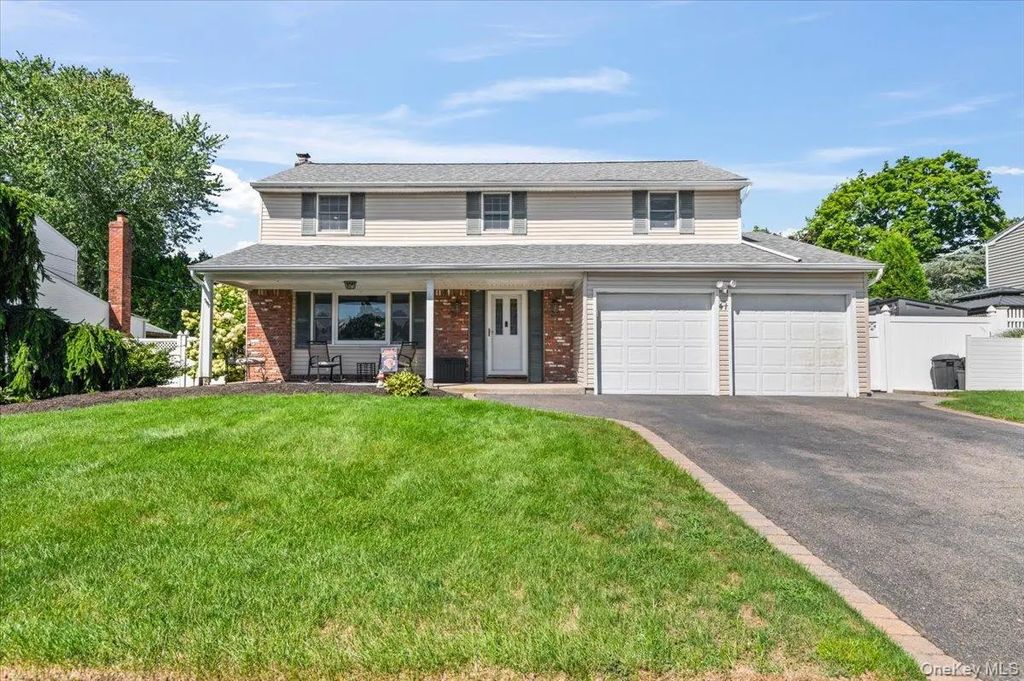 41 Longstreet Drive, Lake Grove