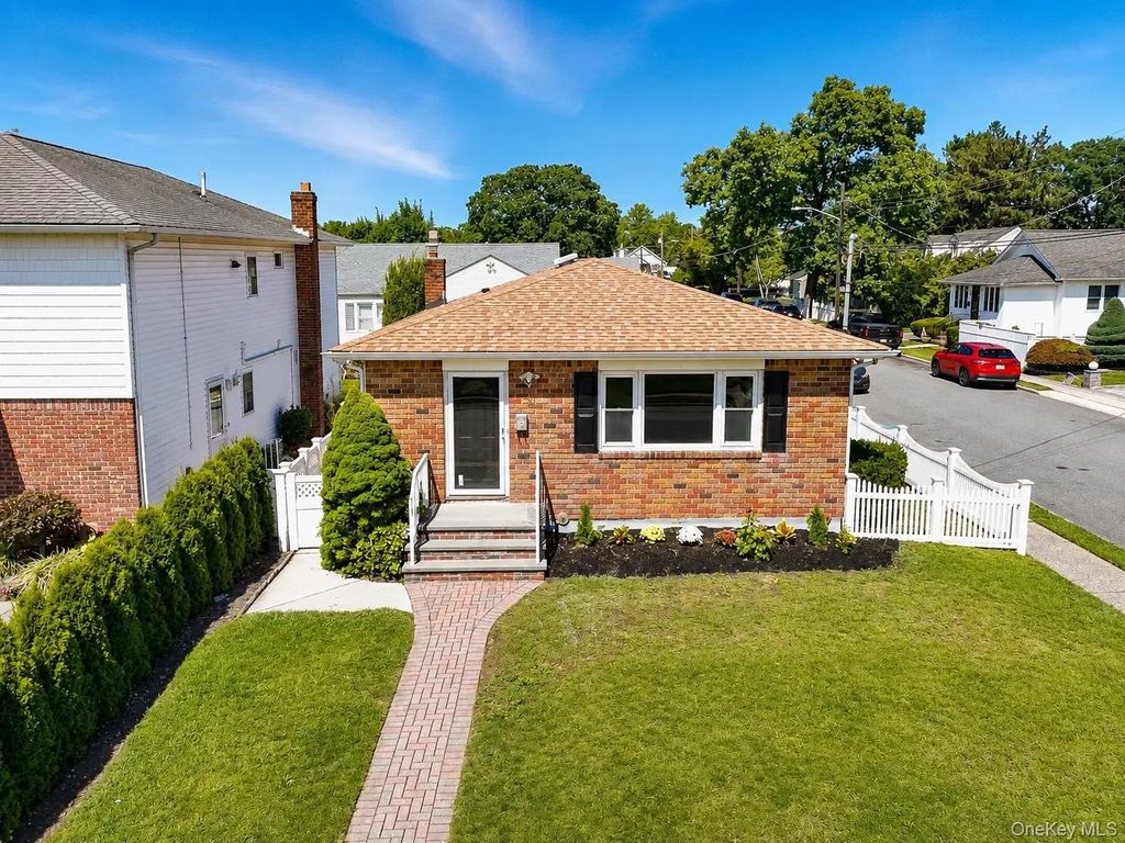 12 Grant Avenue, Bethpage