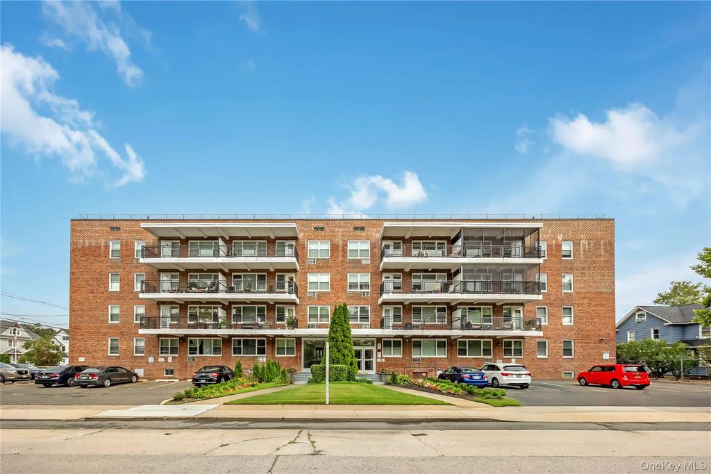 100 Randall Avenue # 3d, Freeport