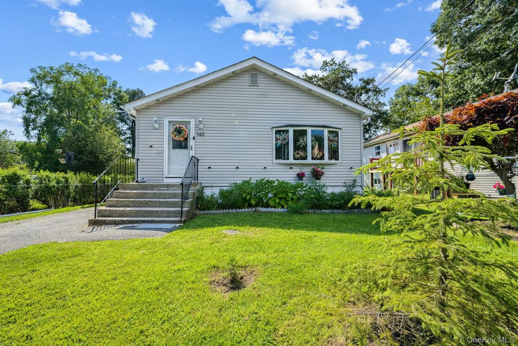 142 N 27th Street, Wheatley Heights