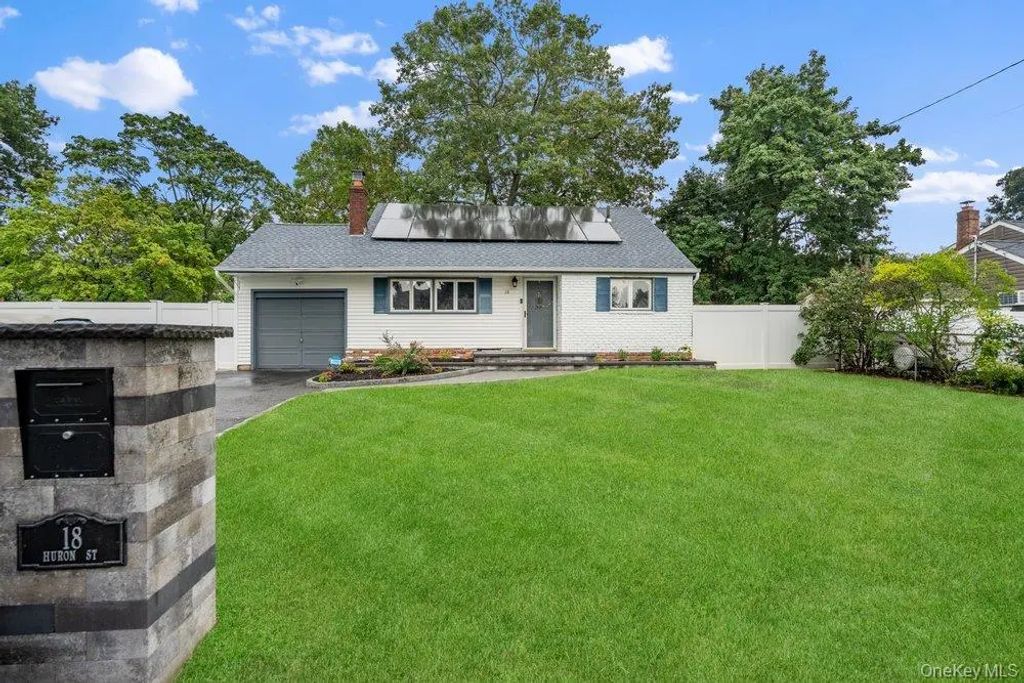 18 Huron Street, Port Jefferson Station