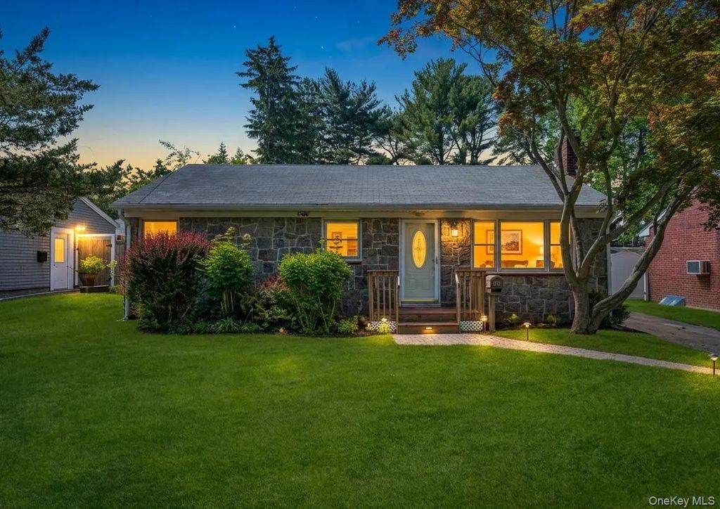 40 Fenwick Street, Greenlawn