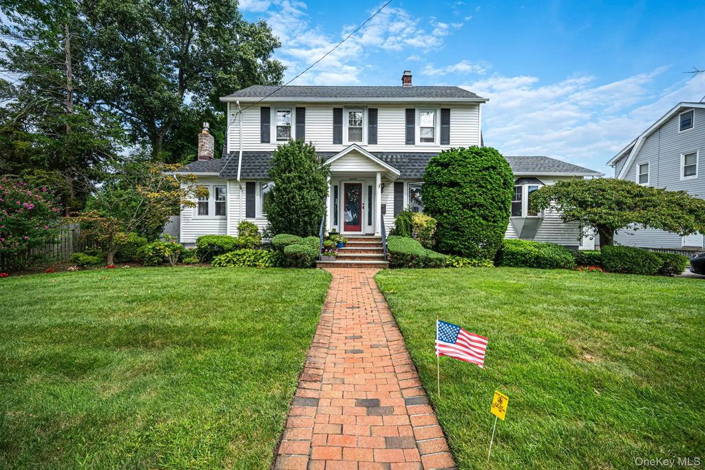 57 Caroline Street, Bethpage