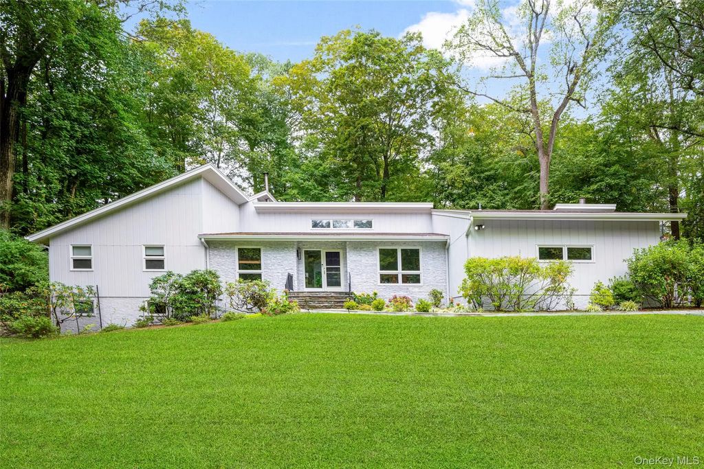 26 Cecilia Lane, Pleasantville