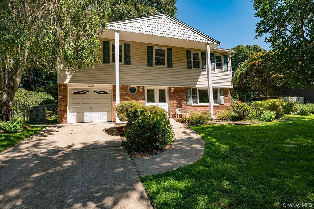 8 Salisbury Drive N, East Northport