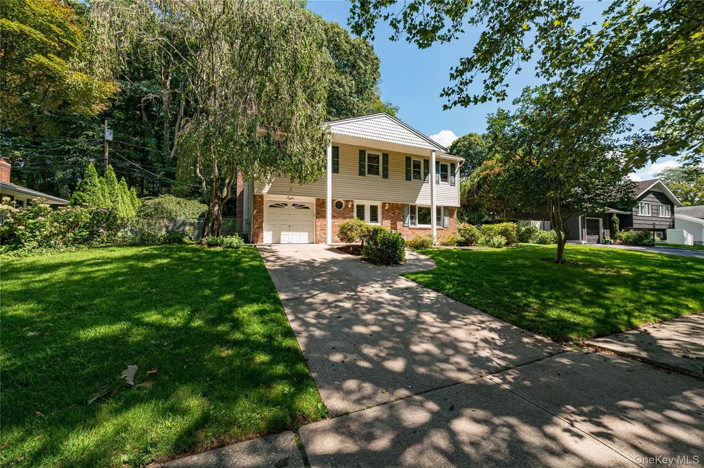 8 Salisbury Drive N, East Northport