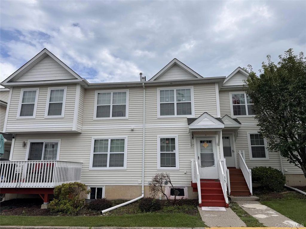 35 Lexington Way, Middletown