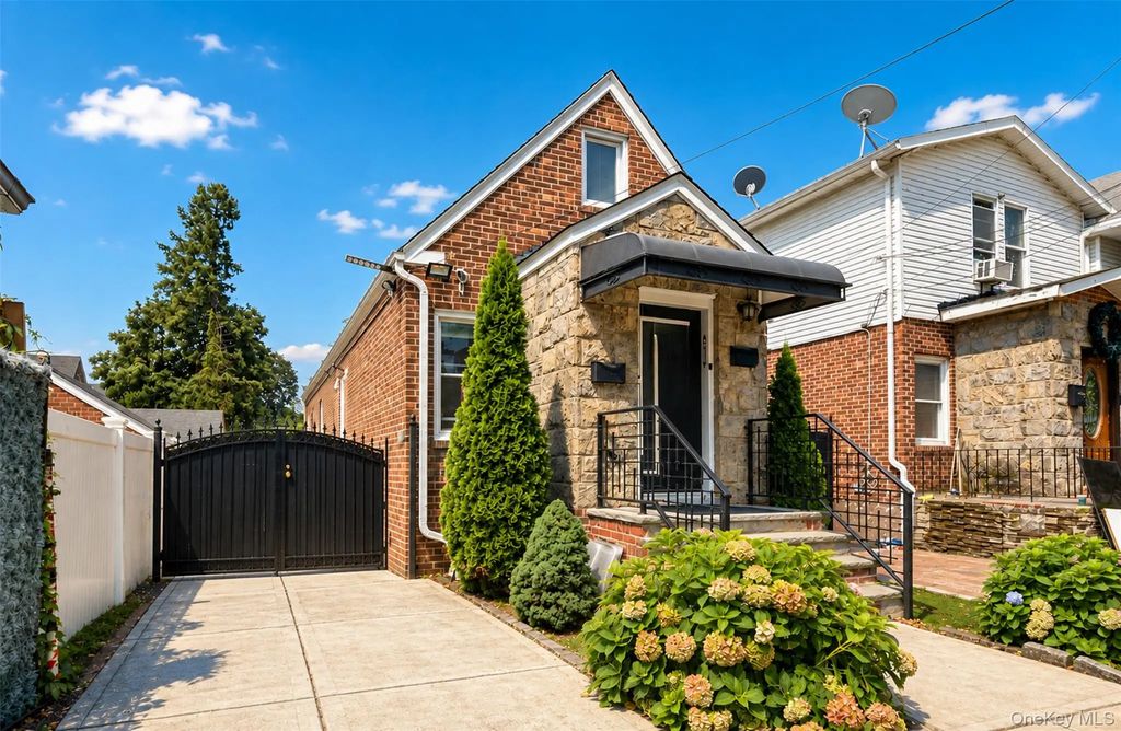10238 85th Road, Richmond Hill