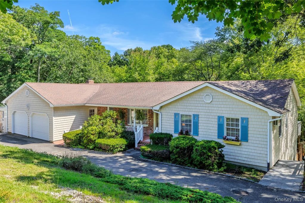 18 Beaver Lane W, Westhampton
