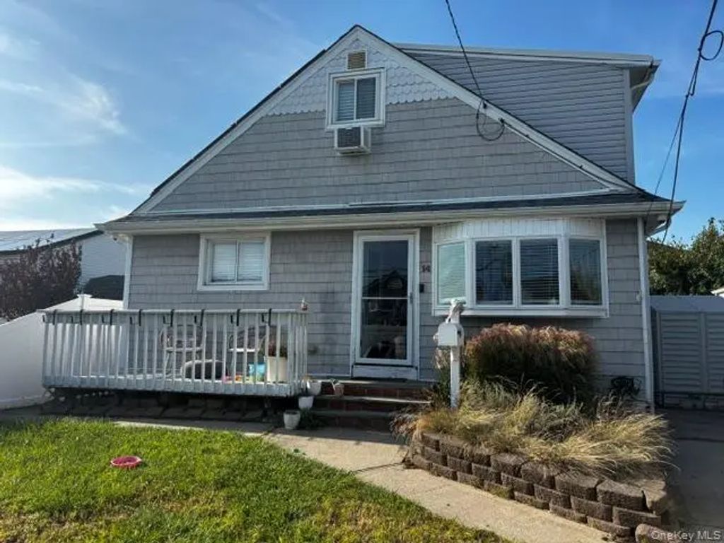 14 E Seacrest Avenue, Lindenhurst