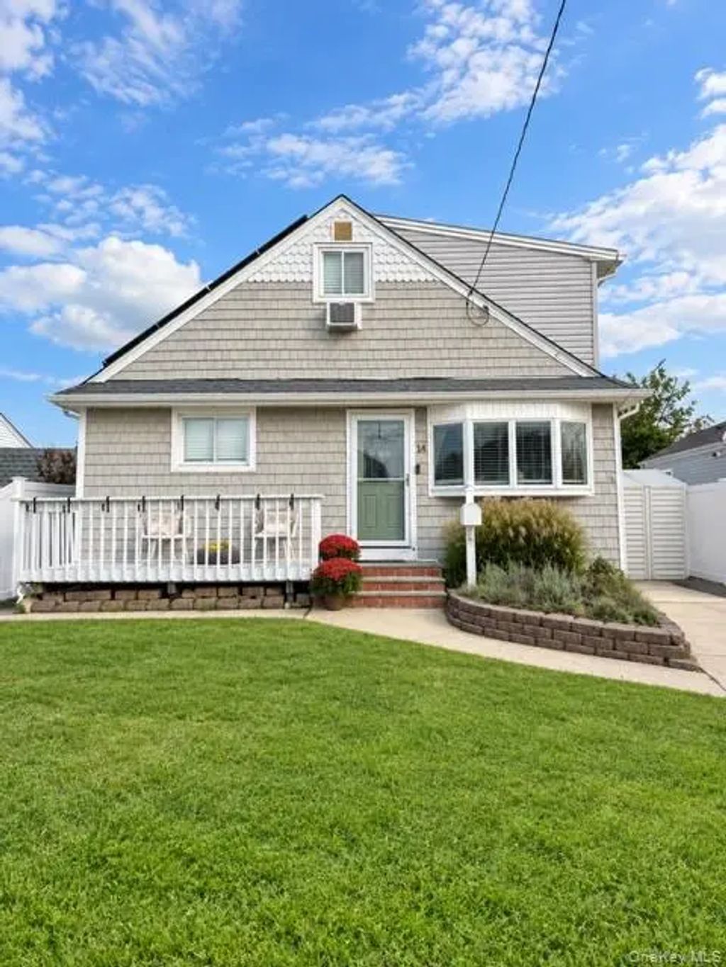 14 E Seacrest Avenue, Lindenhurst
