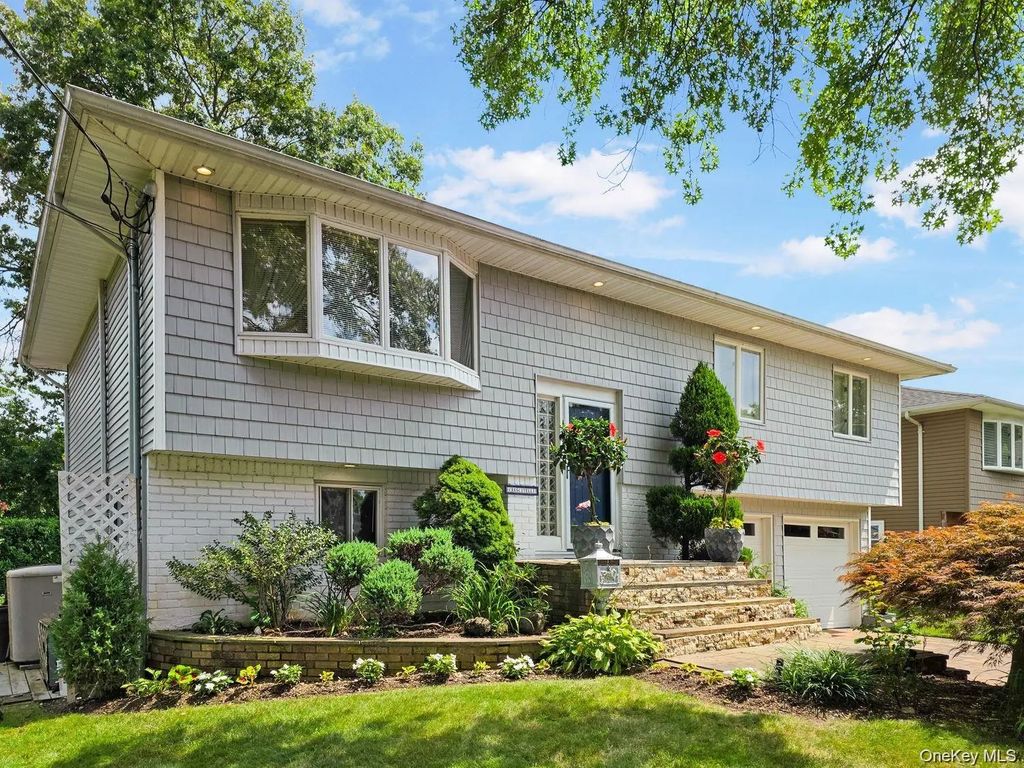 1727 Roberta Lane, Merrick