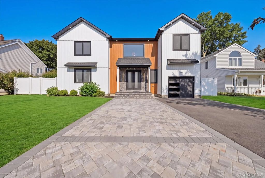 9 Vista Lane, Levittown