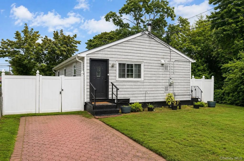 35 S 20th Street, Wyandanch