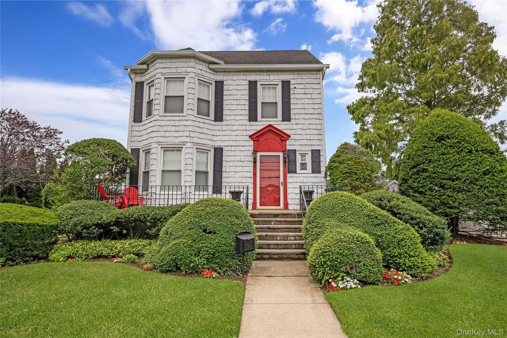94 Fallwood Parkway, Farmingdale