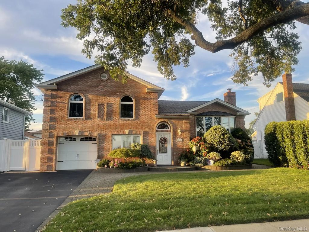 2781 S Saint Marks Avenue, Bellmore