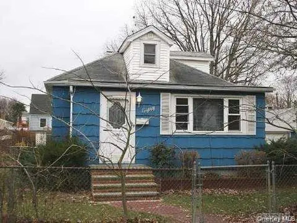 80 Claremont Avenue, West Babylon