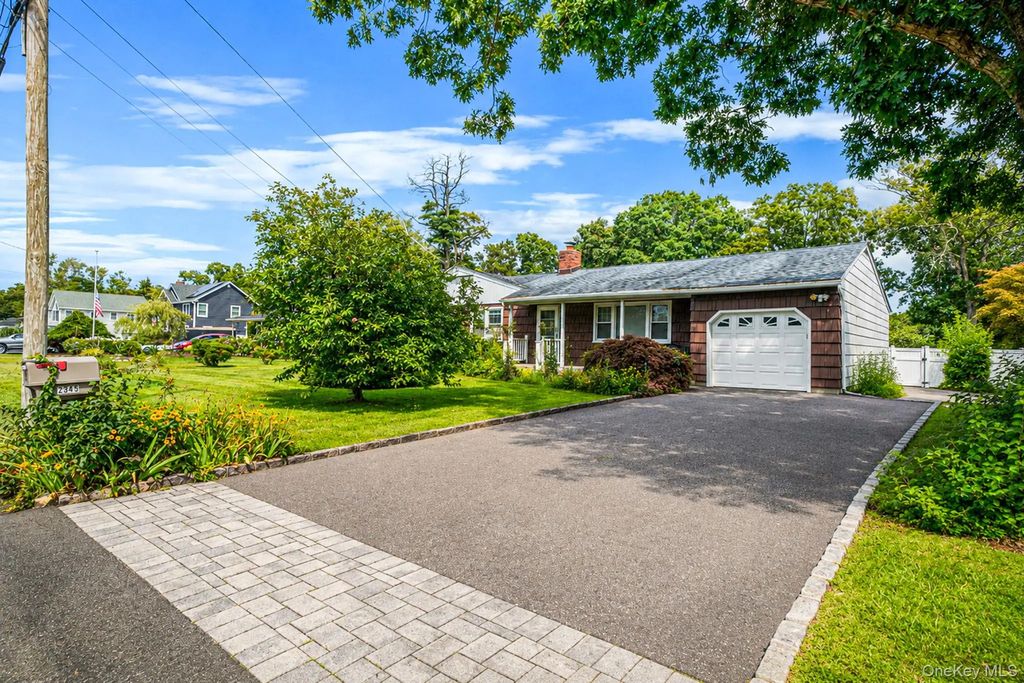 2345 Louis Kossuth Avenue, Ronkonkoma