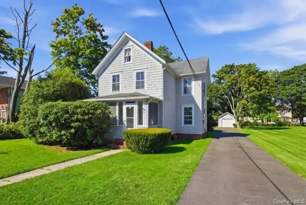 36 Railroad Ave., Center Moriches