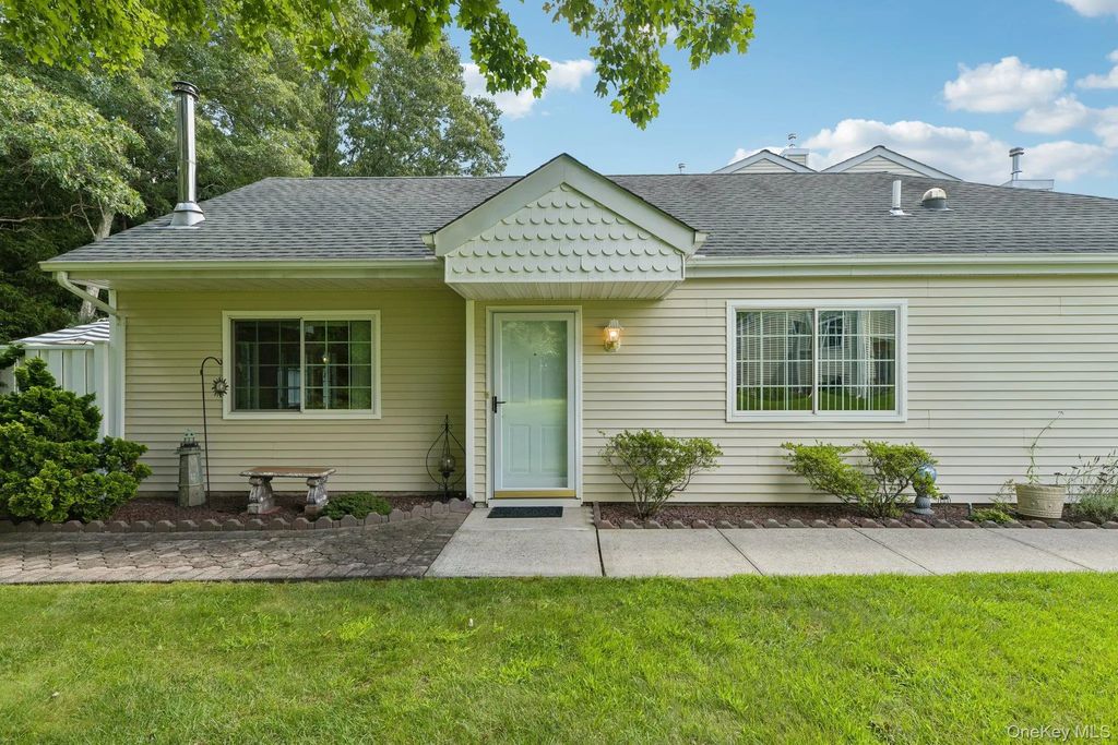 127 Farm House Court, Manorville