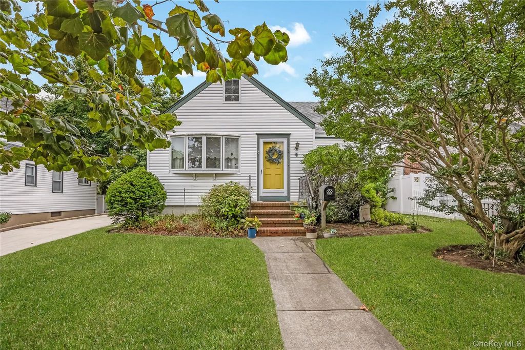 4 Barnstable Road, East Rockaway