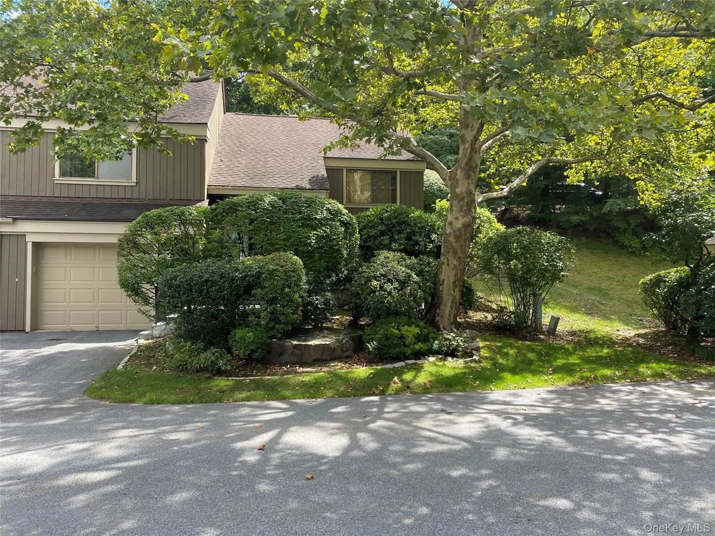 558 Heritage Hills Drive # B, Somers