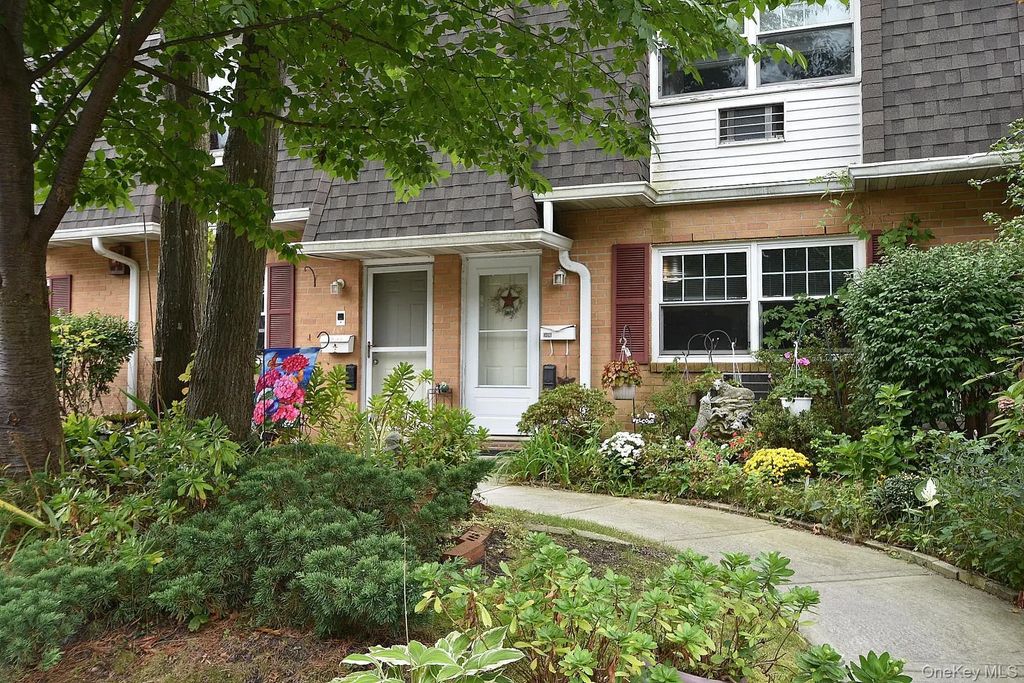11 Glen Hollow Drive # D-64, Holtsville