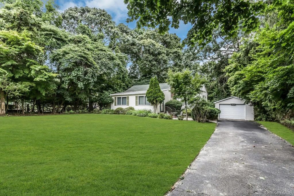 176 N Side Road, Wading River