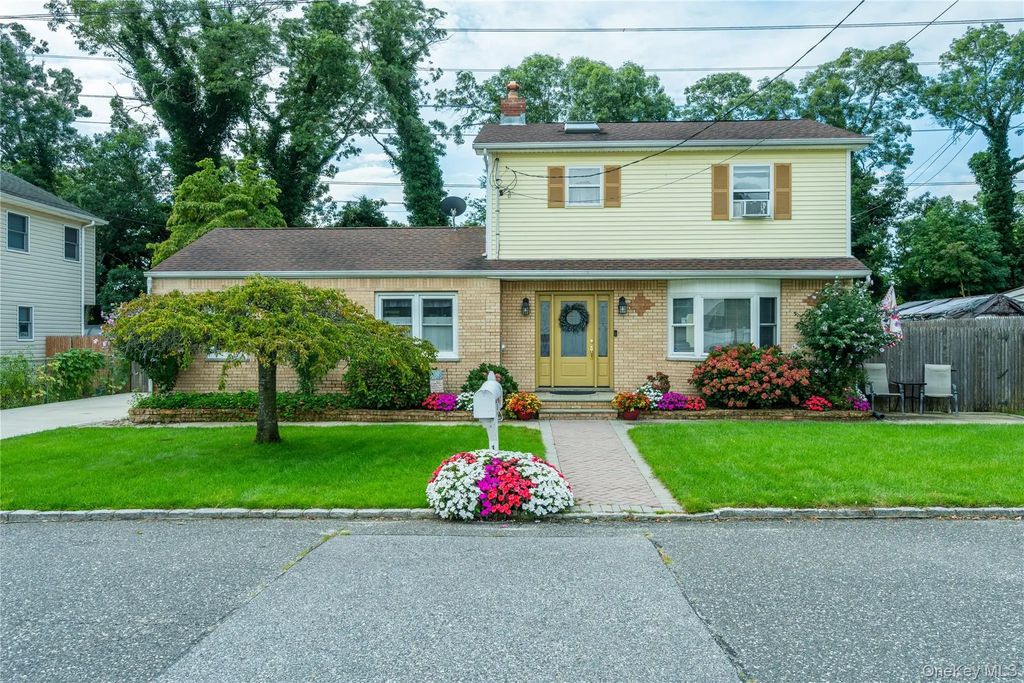 16 12th Street, Ronkonkoma