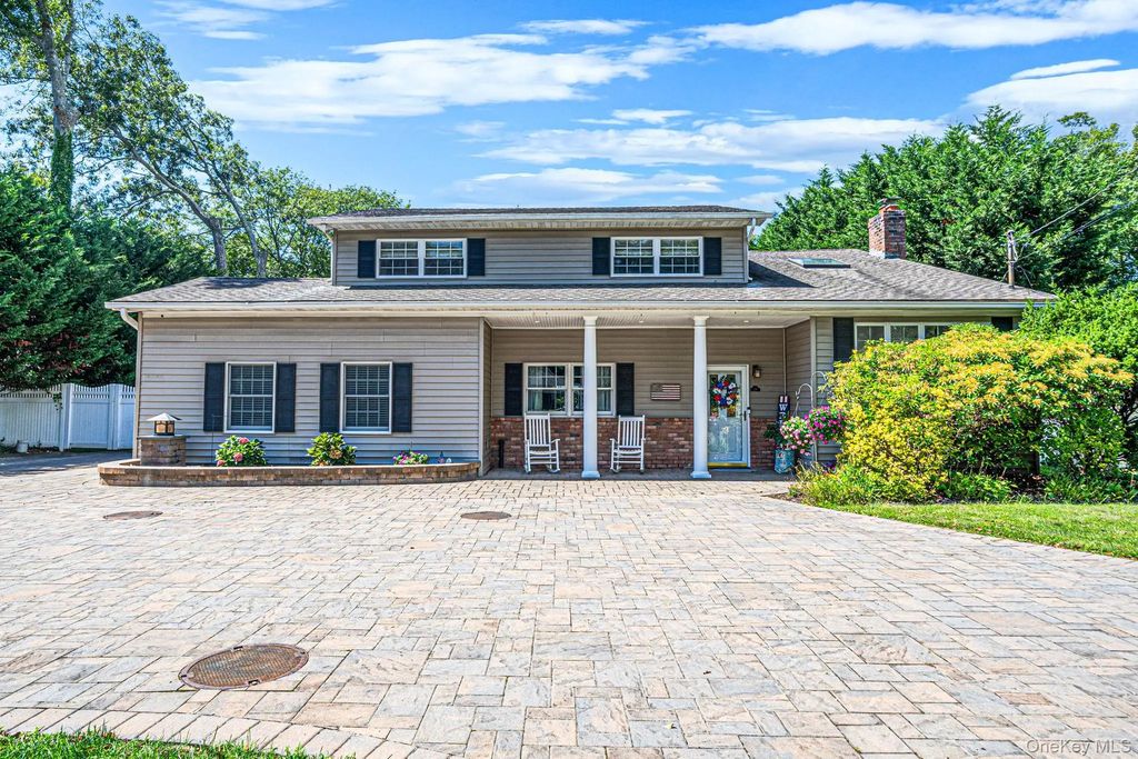 136 Vanderbilt Boulevard, Oakdale