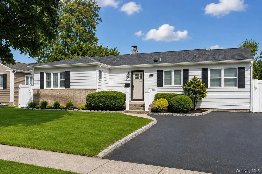12 Lillian Lane, Plainview