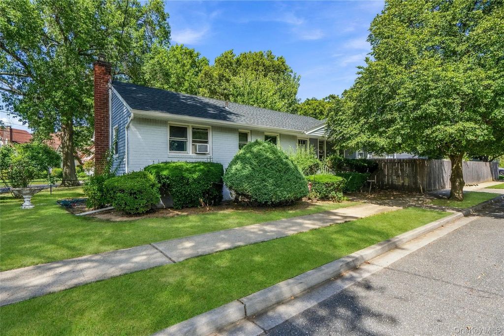 1691 Ivanhoe Drive, Merrick