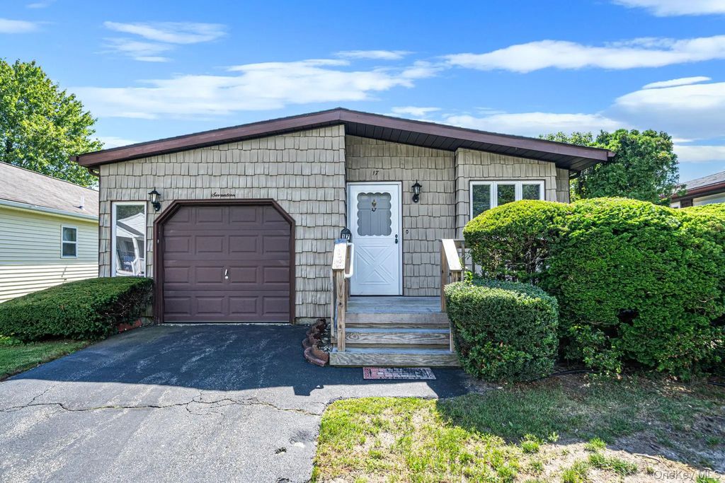 17 Dogwood Lane, Manorville