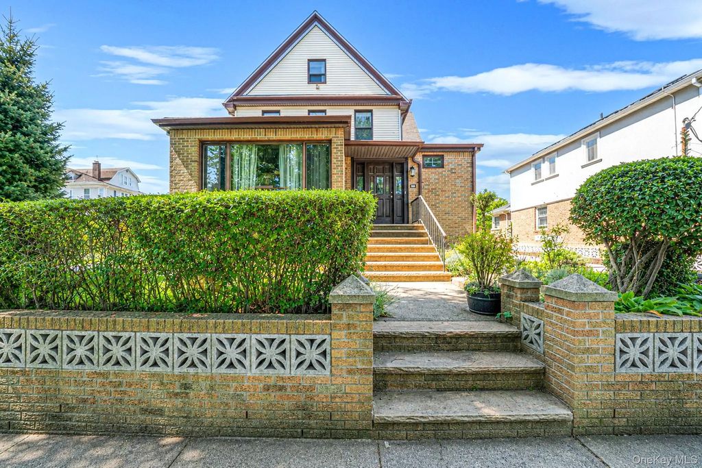 646 Clintonville Street, Whitestone
