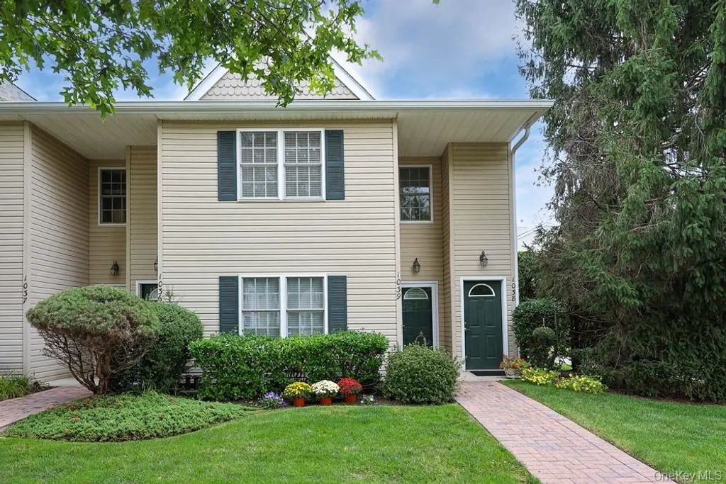 1039 Savoy Drive, Melville