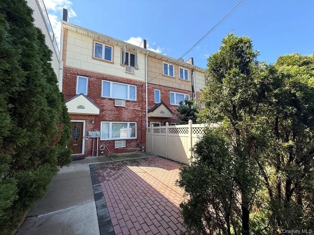 6542 Metropolitan Avenue, Middle Village
