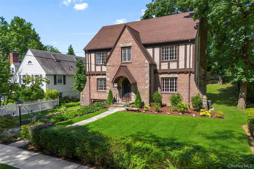 12 Dimitri Place, Larchmont