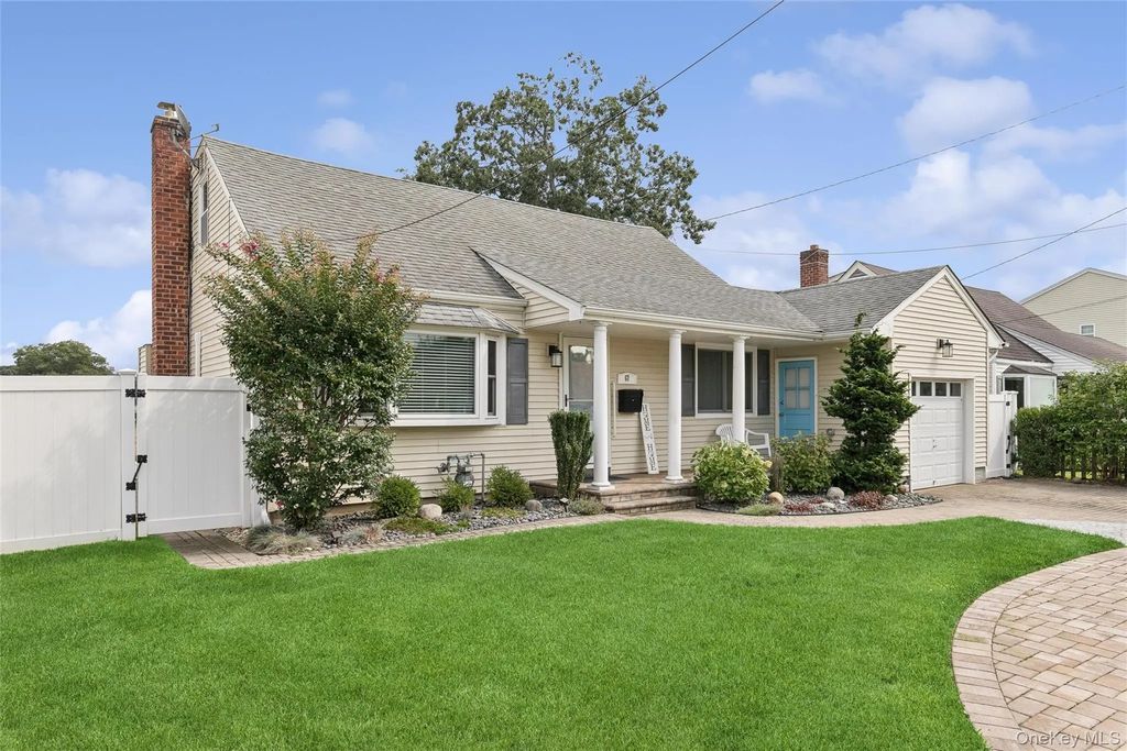 67 Deer Lake Drive, North Babylon