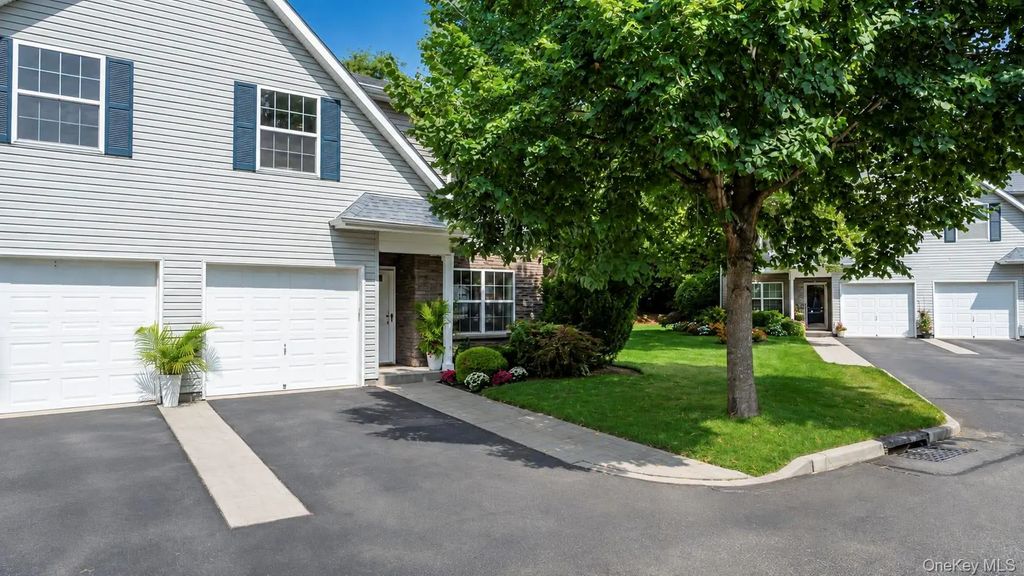 327 Medea Way, Central Islip