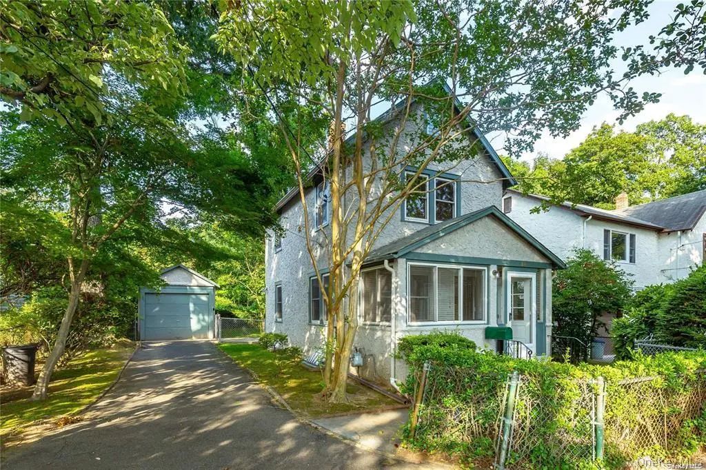 11 Potters Court, Great Neck