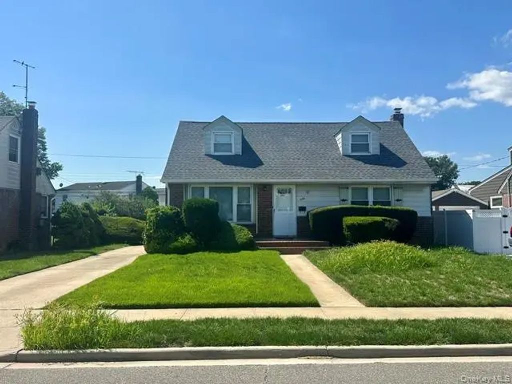 586 Martin Road, Franklin Square