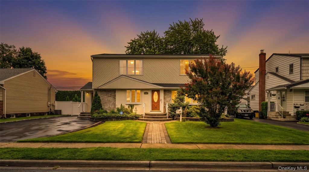 30 Andover Lane, Hicksville