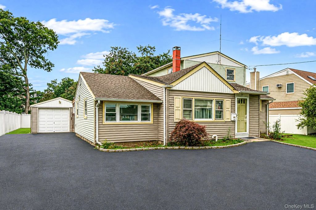 35 Gwendolyn Place, East Islip