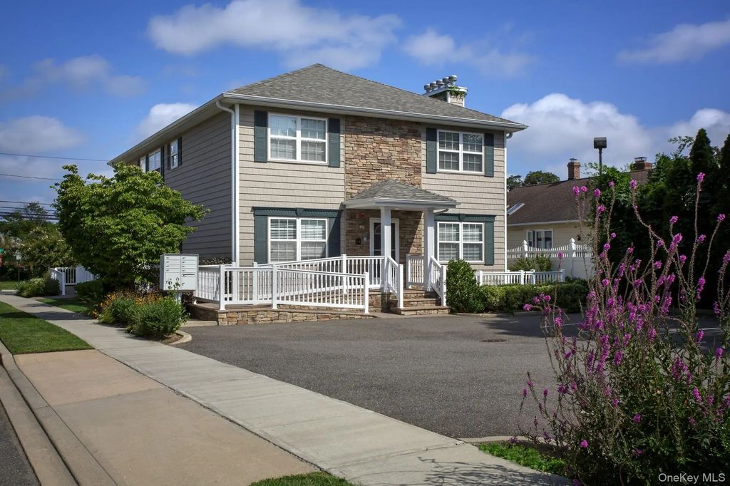 276 Eastern Parkway # 276-02, Farmingdale